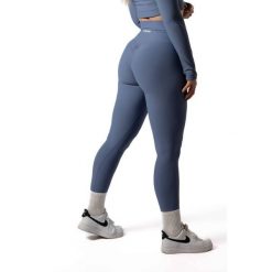 Damskie legginsy bezszwowe prążkowane z efektem scrunch – błękitny. Niebieskie legginsy AESTHETIC WOLF, bez wzorów, z dzianiny, długie. Za 119.99 zł.