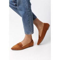 Camelowe Mokasyny Riley. Mokasyny Born2be, bez wzorów, ze szpiczastym noskiem. Za 49.99 zł.