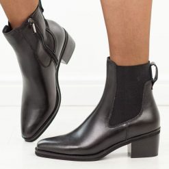 Czarne skórzane botki damskie Cambell 19491. Czarne botki Cambell, bez wzorów, z gumy, eleganckie, ze szpiczastym noskiem, bez obcasa, na obcasie, bez zapięcia. Za 319.00 zł.