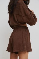 Szorty z plisowanej BAWEŁNY w kolorze BROWN -SHELLY-M. Brązowe szorty Marsala, bez wzorów, z bawełny. Za 229.90 zł.