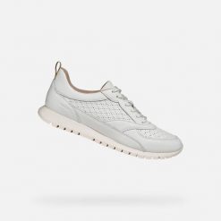 Buty GEOX D SUKIE 2.0 Biały. Białe trekkingi Geox, bez wzorów, z syntetyku, bez zapięcia, trekkingowe. Za 423.99 zł.