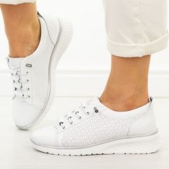 Białe skórzane półbuty damskie Filippo Dp7589/26. Białe półbuty wsuwane Filippo, na jesień, bez wzorów, z jeansu, casualowe, z okrągłym noskiem, bez obcasa, na koturnie. Za 219.00 zł.