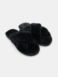 Kapcie ze sztucznym futrem - czarny. Czarne kapcie Sinsay, bez wzorów. Za 25.99 zł.