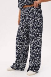 Spodnie "echo granatu" z kompletu Riva - wakacyjny styl, wygoda i lekkość PLUS SIZE XXL OVERSIZE. Spodnie materiałowe Moda Size Plus Iwanek, bez wzorów, z jeansu, biznesowe, z podwyższonym stanem, krótkie. Za 219.90 zł.