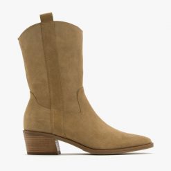Oliwkowe kozaki na niskim obcasie ARIANA. Zielone kozaki Ryłko, bez wzorów, ze skóry, bez obcasa, na obcasie, bez zapięcia. Za 479.99 zł.