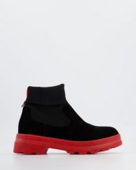 ZAMSZOWE BOTKI 267016 RED. Czerwone botki Venezia, bez wzorów, ze skóry, bez obcasa, bez zapięcia. Za 229.00 zł.