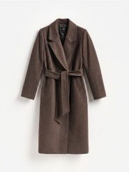 Długi płaszcz z wiązanym paskiem - ciemnobrązowy. Brązowe płaszcze Reserved, l, bez wzorów, z dzianiny, bez kaptura. Za 199.99 zł.