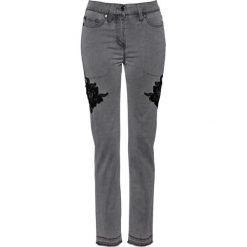 Dżinsy z aksamitną aplikacją bonprix szary denim. Jeansy marki bonprix. Za 69.99 zł.