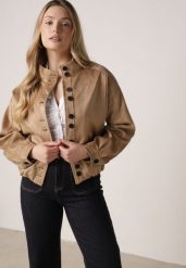 Jasnobrązowa Kurtka w Stylu Bomberki z Ozdobnymi Guzikami Polimi. Brązowe kurtki Born2be, l, bez wzorów, z jeansu, bez kaptura. Za 199.99 zł.