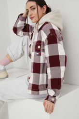 Tommy Jeans koszula damska kolor bordowy relaxed z kołnierzykiem klasycznym. Czerwone koszule Tommy Jeans, m, bez wzorów, z jeansu, klasyczne, bez kołnierzyka, bez ramiączek. W wyprzedaży za 453.99 zł.