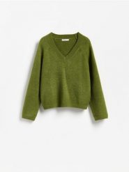 Sweter z raglanowym rękawem - oliwkowy. Zielone swetry Reserved, l, bez wzorów, z dzianiny, bez ramiączek. Za 119.99 zł.