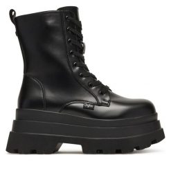 Trzewiki Buffalo. Czarne botki Buffalo, bez wzorów, bez obcasa, na płaskiej podeszwie, bez zapięcia. Za 399.99 zł.