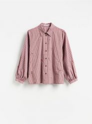 Bawełniana koszula z haftem - czerwony. Czerwone koszule Reserved, l, bez wzorów, z bawełny, bez kołnierzyka, bez ramiączek. Za 139.99 zł.