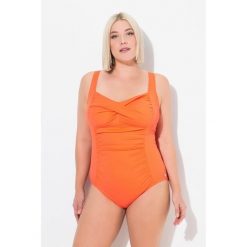 Damski Strój kąpielowy drapowanie drobna faktura miękkie miseczki. Czerwone stroje jednoczęściowe Ulla Popken, bez wzorów, z elastanu, sportowe. Za 244.99 zł.