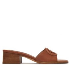 Klapki Guess. Brązowe klapki Guess, z aplikacjami, bez obcasa, bez zapięcia. Za 449.99 zł.