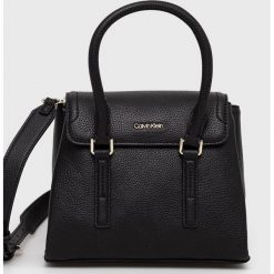 Calvin Klein torebka kolor czarny. Czarne listonoszki Calvin Klein, bez wzorów, z włókna, na ramię, bez dodatków. Za 699.99 zł.