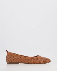 AŻUROWE BALERINY 00959809715 TAN. Baleriny Venezia, w ażurowe wzory, ze skóry, bez obcasa, bez zapięcia. Za 239.00 zł.
