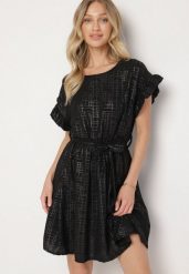 Czarna Sukienka Ozdobiona Falbankami i Paskiem Izulira. Czarne sukienki Born2be, uniwersalny, bez wzorów, eleganckie, bez kołnierzyka, bez ramiączek, mini. W wyprzedaży za 72.24 zł.