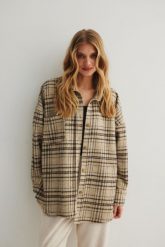 Koszula wierzchnia typu oversize BEŻOWA w KRATĘ - RENO-UNI. Brązowe koszule Marsala, m, bez wzorów, z bawełny, klasyczne, bez kołnierzyka, bez ramiączek. Za 499.90 zł.