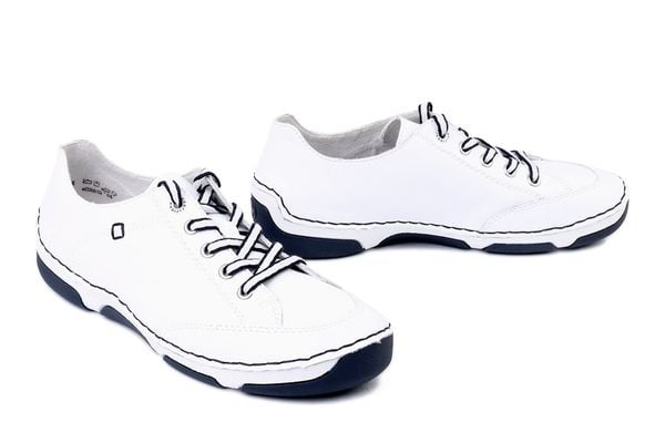 RIEKER 55901-80 white, półbuty damskie. Białe półbuty wsuwane Rieker, bez wzorów, bez obcasa. Za 349.90 zł.