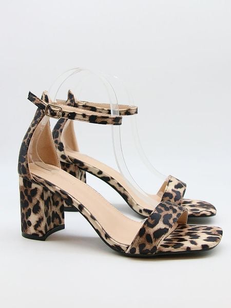 Bellucci Sandały w kolorze beżowo-brązowym rozmiar: 39. Brązowe sandały Bellucci, bez wzorów, z otwartym noskiem, bez obcasa, na koturnie, bez zapięcia. Za 87.61 zł.