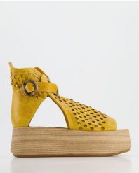 SANDAŁY Z CHOLEWKĄ M28 FRO MUSTARD. Żółte sandały Venezia, bez wzorów, ze skóry, bez obcasa, bez zapięcia. Za 269.00 zł.