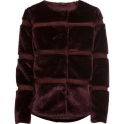 Kurtka ze sztucznego futerka bonprix bordowy. Kurtki marki QUECHUA. Za 169.99 zł.