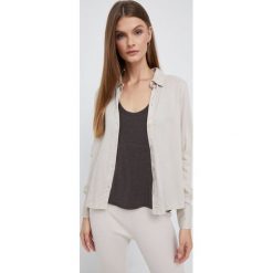 Vero Moda koszula damska kolor szary regular z kołnierzykiem klasycznym. Szare koszule Vero Moda, l, bez wzorów, z wiskozy, klasyczne, bez kołnierzyka, bez ramiączek. W wyprzedaży za 97.99 zł.
