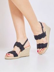 Bellucci Sandały w kolorze czarnym na koturnie rozmiar: 39. Czarne sandały Bellucci, bez wzorów, z otwartym noskiem, bez obcasa, na koturnie, bez zapięcia. Za 100.99 zł.