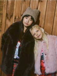 Płaszcz ze sztucznego futerka - ciemnobrązowy. Brązowe płaszcze Reserved, bez wzorów, bez kaptura. Za 199.99 zł.