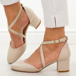 Cieliste sandały damskie na obcasie Sergio Leone Sk824. Brązowe sandały Sergio Leone, bez wzorów, z jeansu, eleganckie, z okrągłym noskiem, bez obcasa, na obcasie, bez zapięcia. W wyprzedaży za 152.10 zł.