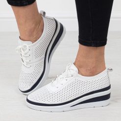 Białe NV skórzane ażurowe półbuty damskie na koturnie T.Sokolski 150. Białe półbuty wsuwane Sokolski, w ażurowe wzory, ze skóry, bez obcasa, na koturnie. Za 299.00 zł.