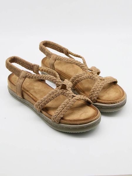 Bellucci Sandały w kolorze jasnobrązowym rozmiar: 36. Brązowe sandały Bellucci, bez wzorów, klasyczne, z otwartym noskiem, bez obcasa, bez zapięcia. Za 87.81 zł.