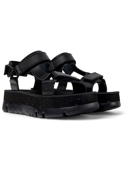 Camper Skórzane sandały w kolorze czarnym rozmiar: 40. Czarne sandały Camper, bez wzorów, ze skóry, z otwartym noskiem, bez obcasa, na koturnie, bez zapięcia. Za 188.40 zł.