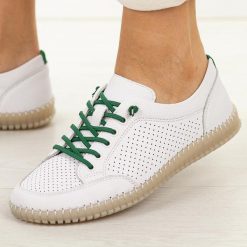 Białe ażurowe skórzane półbuty damskie Vinceza 79598. Białe półbuty wsuwane VINCEZA, na jesień, w ażurowe wzory, z jeansu, casualowe, z okrągłym noskiem, bez obcasa, na płaskiej podeszwie. Za 249.00 zł.
