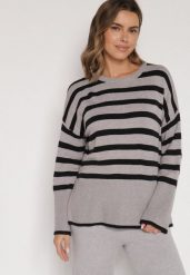 Czarno-Szary Sweter o Kroju Oversize z Motywem Pasków Irtusa. Czarne swetry Born2be, bez wzorów, z jeansu, bez ramiączek. Za 79.99 zł.