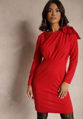 Czerwona Koktajlowa Sukienka o Dopasowanym Kroju z Kokardą na Ramieniu Innathia. Czerwone sukienki Renee, m, bez wzorów, z koronki, eleganckie, bez kołnierzyka, bez ramiączek, midi, dopasowane. W wyprzedaży za 63.99 zł.