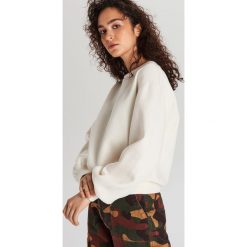 Bluza z balonowymi rękawami - Kremowy. Białe bluzy Cropp, l, bez wzorów, bez ramiączek, bez kaptura. Za 69.99 zł.