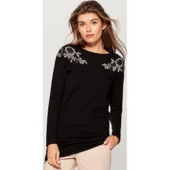 Sweter z haftem - Czarny. Swetry marki INESIS. W wyprzedaży za 79.99 zł.