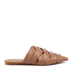 Klapki Eva Longoria. Brązowe klapki Eva Longoria, bez wzorów, bez obcasa, bez zapięcia. Za 409.99 zł.