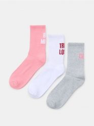Prążkowane skarpetki z motywem walentynkowym 3 pack - biały. Białe skarpetki Sinsay, bez wzorów, prążkowane. Za 15.99 zł.