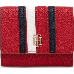 Tommy Hilfiger portfel damski kolor czerwony. Czerwone portfele Tommy Hilfiger, bez wzorów. W wyprzedaży za 209.99 zł.