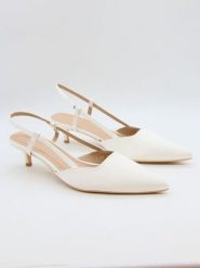 Bellucci Czółenka w kolorze białym rozmiar: 41. Białe czółenka Bellucci, bez wzorów, klasyczne, bez obcasa, na szpilce, bez zapięcia. Za 117.99 zł.