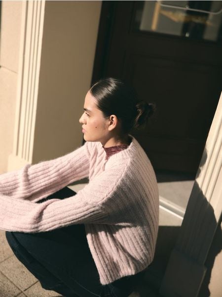 Kardigan z ozdonym splotem - brudny róż. Czerwone swetry Reserved, l, bez wzorów, z dzianiny, bez ramiączek. Za 139.99 zł.