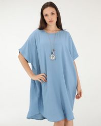 Luźna sukienka z naszyjnikiem. Niebieskie sukienki Unisono, l, bez wzorów, z tkaniny, bez kołnierzyka, bez ramiączek, mini. Za 149.00 zł.