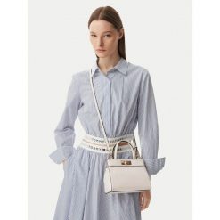 Torebka Tommy Hilfiger. Białe torebki klasyczne Tommy Hilfiger, bez wzorów, klasyczne, bez dodatków. Za 569.99 zł.
