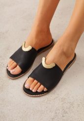 Czarne Klapki VICES Ozdobione Wycięciami i Metaliczną Aplikacją Genereida. Czarne klapki Renee, z aplikacjami, bez obcasa, na płaskiej podeszwie, bez zapięcia. Za 79.99 zł.