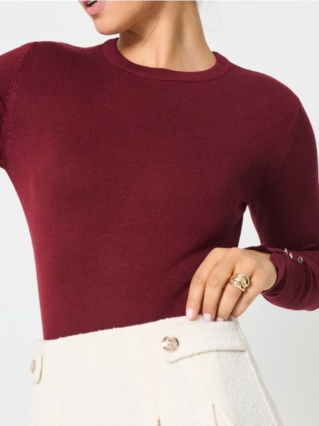 Sweter z ozdobnymi guzikami - bordowy. Czerwone swetry Sinsay, l, bez wzorów, bez ramiączek. Za 35.99 zł.