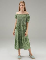 Sukienka z wiskozy. Sukienki Unisono, l, bez wzorów, z wiskozy, bez kołnierzyka, bez ramiączek, midi. Za 159.00 zł.