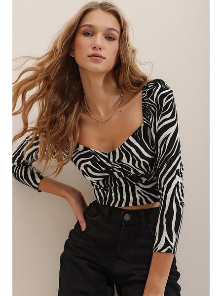 Happiness Istanbul Bluzka w kolorze czarnym rozmiar: M. Czarne bluzki Happiness Istanbul, m, bez wzorów, bez kołnierzyka, bez ramiączek. Za 50.95 zł.